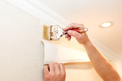 Pose de papier peint à Gumiane — revêtements muraux et toiles de verre